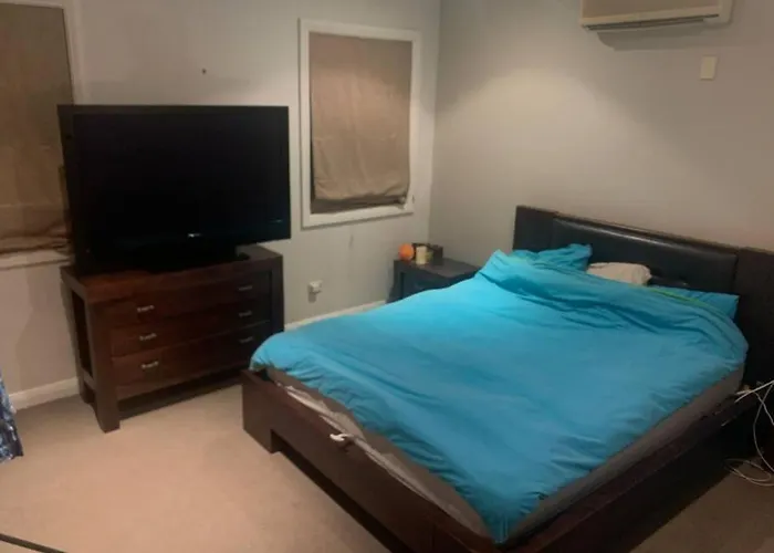 4Br Exec Large House Close To Shops,Train & Buses
