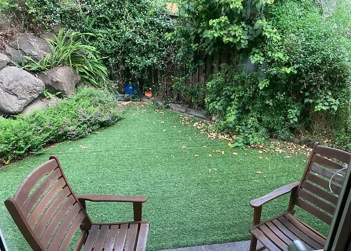 4Br Exec Large House Close To Shops,Train & Buses
