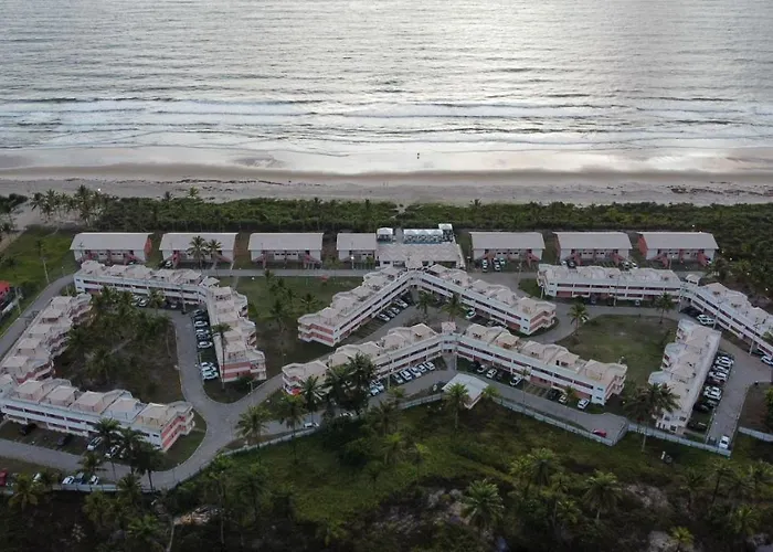 Apto em condomínio na praia, com terraço, em Ilhéus-BA