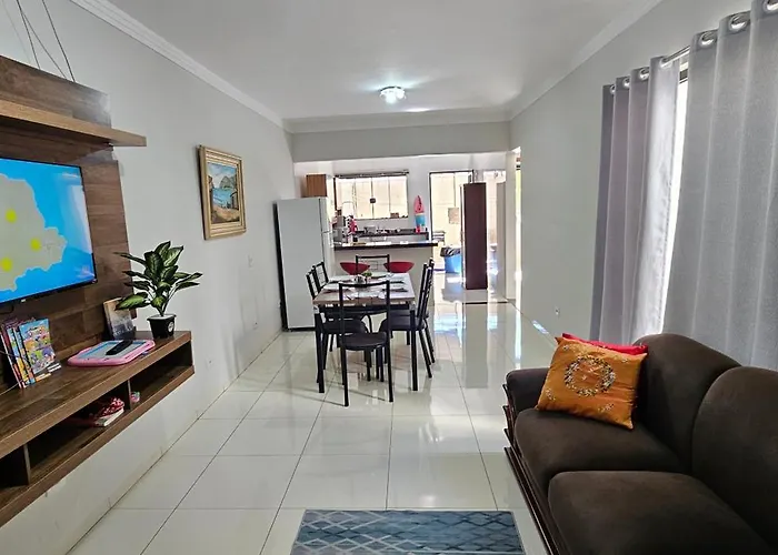 Casa confortável, com 3 quartos, bem localizada!