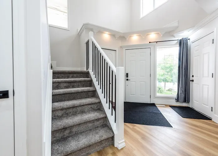 Valley Villa Spacious 5Bd Getaway! Sleep 12, 1Hr To Banff, 40 Mins Canmore, 5 Mins To Winsport & Olympic Park