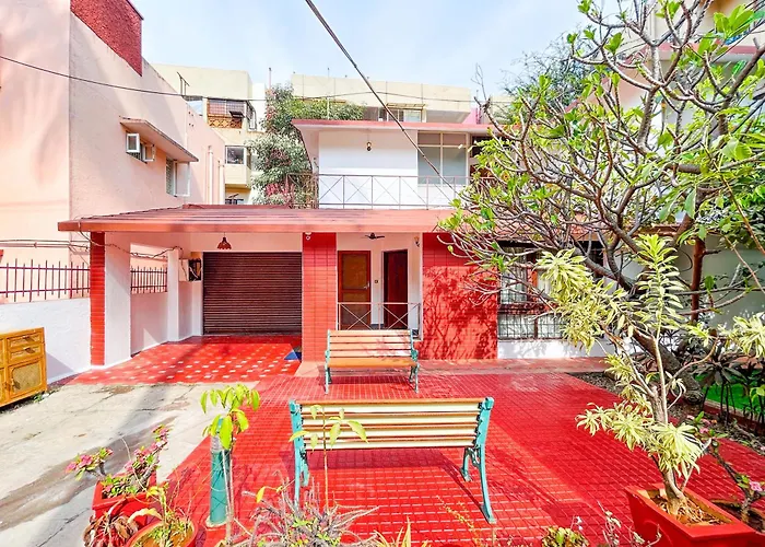 Cine Castle 4Bhk Luxury Spacez Villa With Private Theatre & Garden