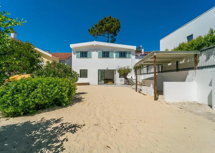 Spacious Home Garden & Cinema Costa Da Caparica | By Airnest