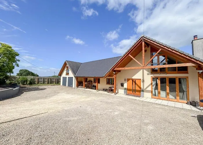 Highview House, Llandevaud