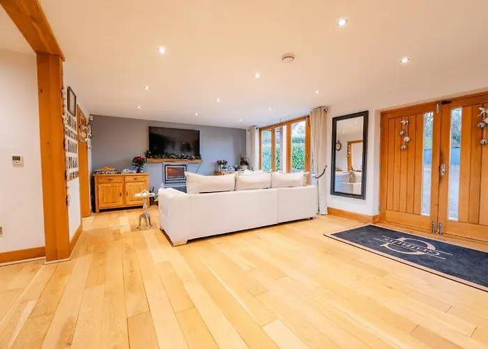 Highview House, Llandevaud