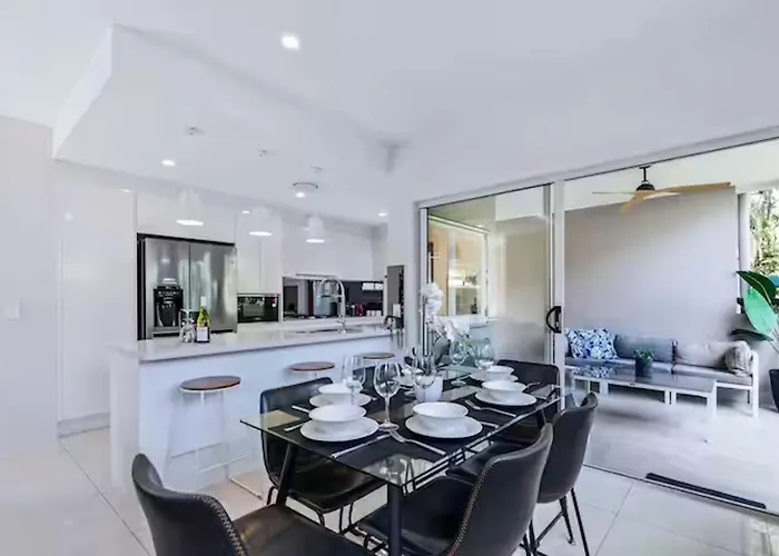 Park Avenue Luxe Chic Townhouse Sleeps 9, Carpark