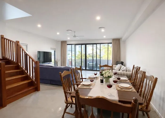 Modern 4Br 3Bath Duplex Near Train Station Stylish Comfortable