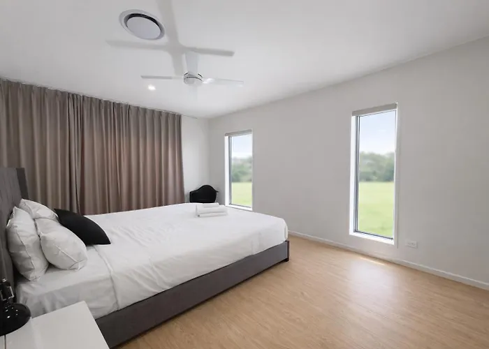 Modern 4Br 3Bath Duplex Near Train Station Stylish Comfortable