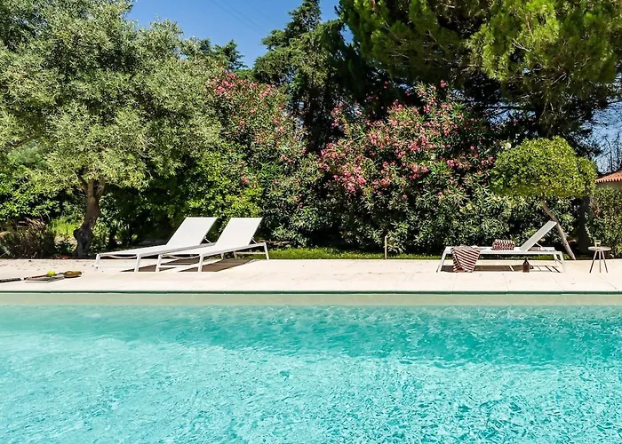 Relax In Style - Prime Spot With Garden & Natural Pool
