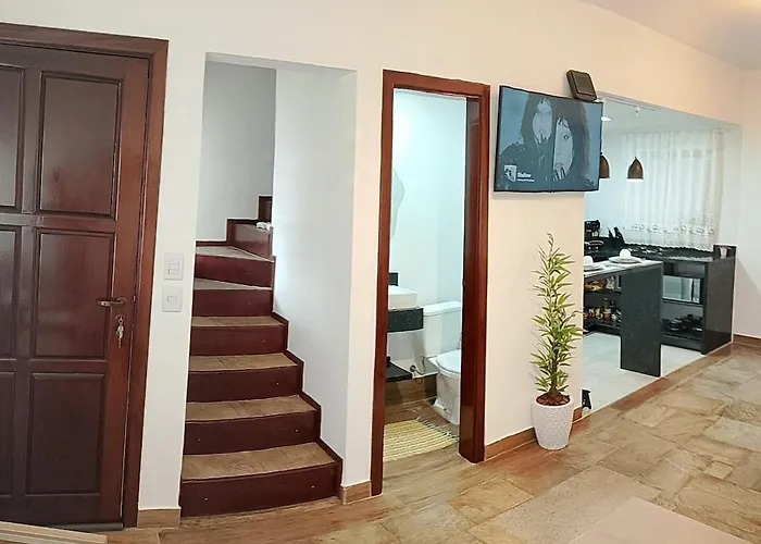 Casa em Condomínio à 3 min a pé da Praia 2 suítes com AR Condicionado
