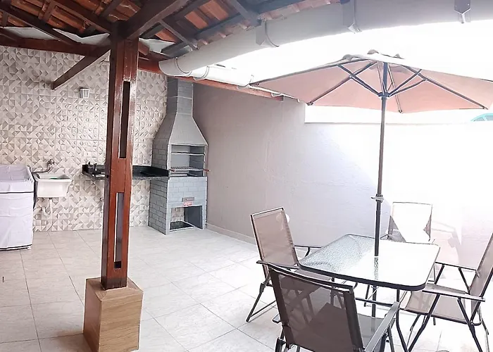 Casa em Condomínio à 3 min a pé da Praia 2 suítes com AR Condicionado