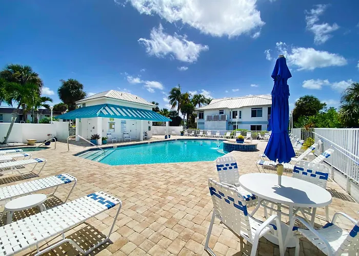 Ft Myers Beach Escape, Walk To Beach, Pool, Spa