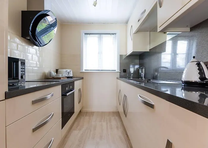 Luxury 3 Bed Home By The Lake